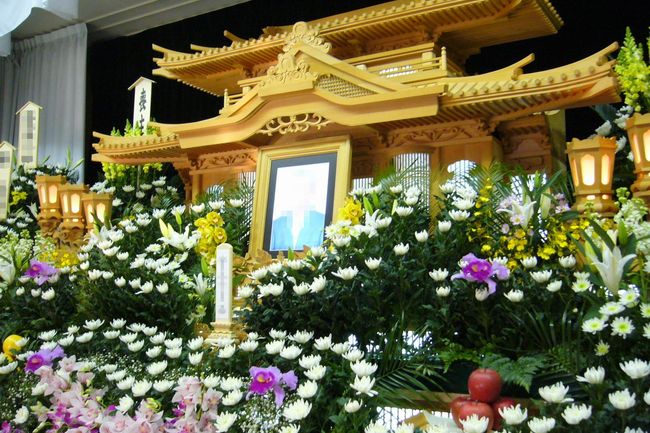 The_altar_of_the_Japanese_Buddhism-style_funeral,saidan,japan