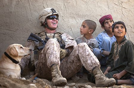 アフガニスタン・ヘルマンド州ガルムシル地区の少年たちと米海兵隊員(2011年、米海兵隊撮影)