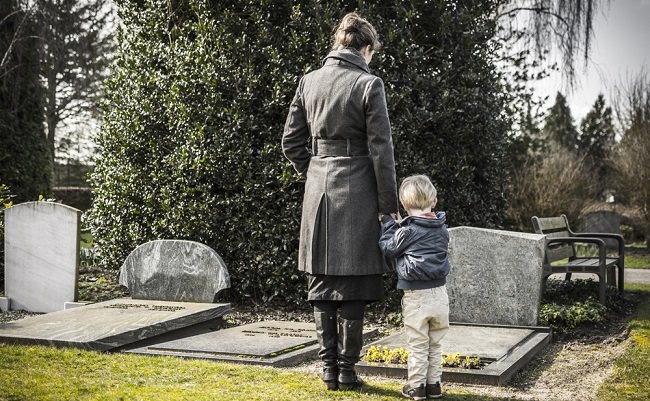 お金がない！ 葬儀費用を故人の生命保険から出すことは可能か？