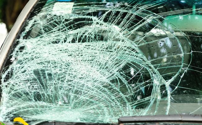 台風でお隣さんの鉄骨が愛車を破壊。弁償してもらえる？