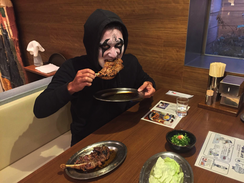 肉汁したたる鶏肉の足を手にした悪魔は、我を忘れてむしゃぶりつく!