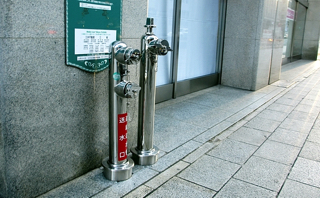 スタンド型もある。消火栓とは違い、ここから水が出るわけではない