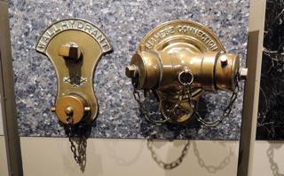 英語表記の送水口。左は防火水槽などから水を採る採水口