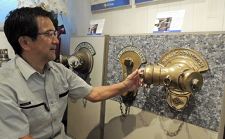 送水口を愛しそうに見つめながら解説してくれる村上さん