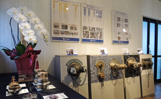 壁やサッシ、展示パネルなどほぼ村上さんの手作り