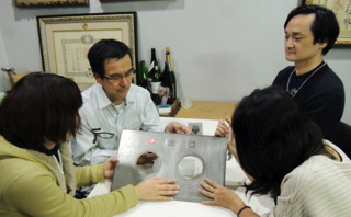 送水口ファンの皆さんと展示法について検討中