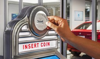 専用コインを入れると、車が登場します