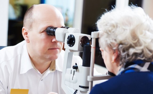 老眼はインプラントで簡単に治せる…英国の最新治療法が話題