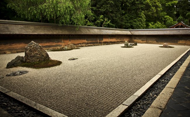 15個の石が意味するものは？京都・龍安寺の石庭に隠されたメッセージ