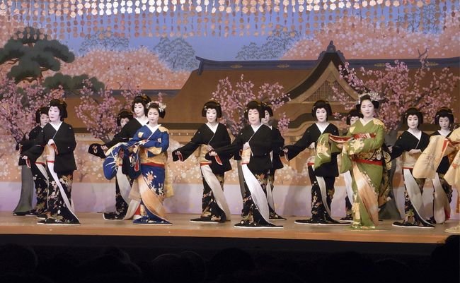 京の都に舞う、桜の花と舞妓衆。絢爛「北野をどり」で楽しむ古都の春