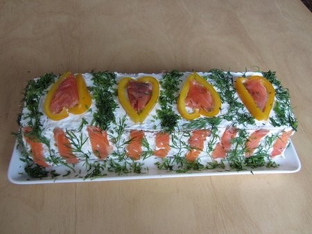 1024px-Voileipäkakku,_lohi_-_Sandwich_cake,_salmon_-_Smörgåstårta,_lax_IMG_4513