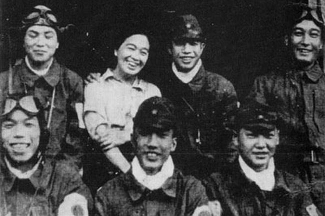 Tome_Torihama_with_kamikaze_pilots