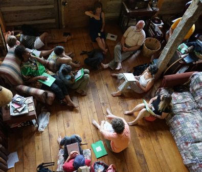 室内でのディスカッション風景。どんな議論が交わされているのでしょうか