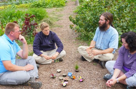 地面に座り、参加者同士でディスカッション