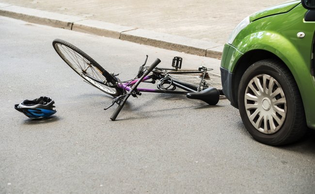 自転車 で 車 に ぶつけ られ た