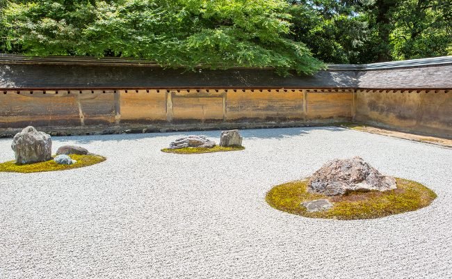 【京都】白砂と石の小宇宙。観る側の心を映す「枯山水」を観に行こう