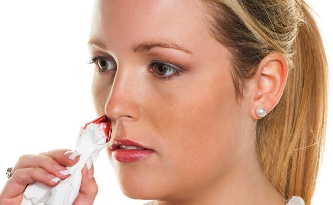 「大人の鼻血」は病気の兆候？知っておきたい原因とシグナル