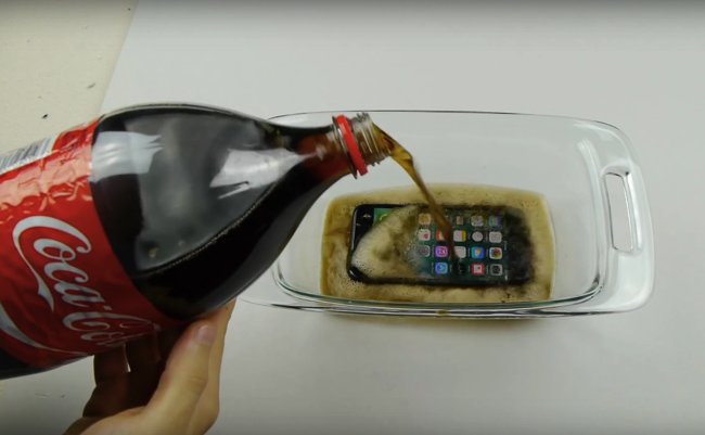 衝撃実験！ 『iPhone 7』をコーラに沈めて凍らせたらどうなる？