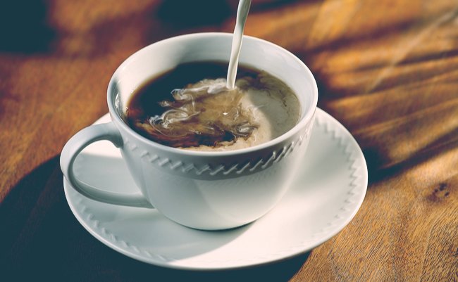 コーヒーにミルクor砂糖？ 何を入れるかで変わるカラダへの影響