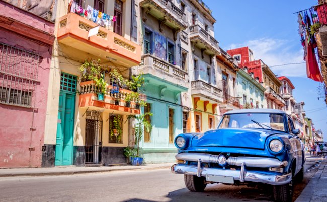 なぜキューバの市街地はビンテージカーばかり走っているのか？