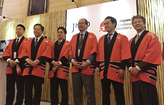 オープニングセレモニーであいさつをする在ニューヨーク日本国総領事館の髙橋礼一郎総領事・大使(中央)=8日、ニューヨーク(撮影・福島)