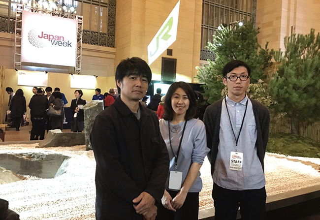 石庭をデザインした(左から)山口鎌作さん、鳥賀陽百合さん、小林達彦さん=同