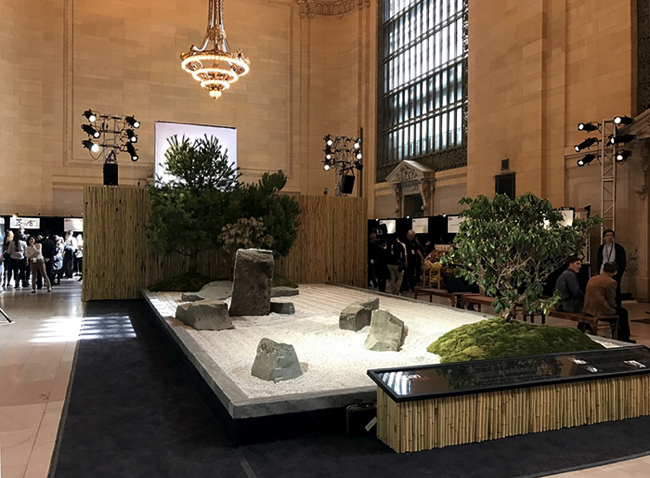 グランドセントラル駅構内に再現された石庭=同