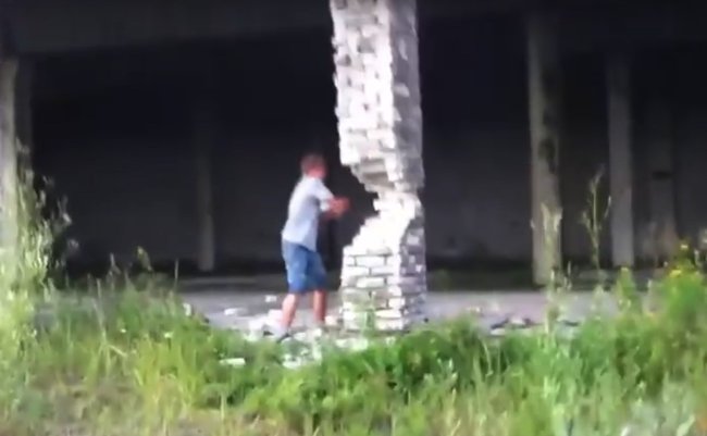 一歩間違えたら下敷き…建物を自力で解体するロシア少年が衝撃的