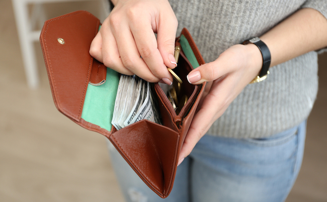 なぜ財布を２つ持つ習慣をつけると、無駄遣いを防止できるのか
