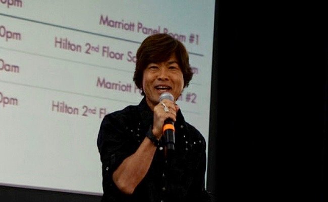 681px-Tohru_Furuya_at_Fanime_Opening_Ceremony_(2) (1)