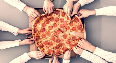 飯おごるよ 頑張った後輩へ 芸をした動物にエサやる態度の上司たち まぐまぐニュース