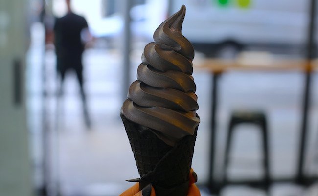 LA発、真っ黒すぎる“炭味”ソフトクリームが瞬く間にトレンドに