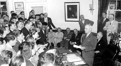 800px-President_Truman_announces_Japan's_surrender