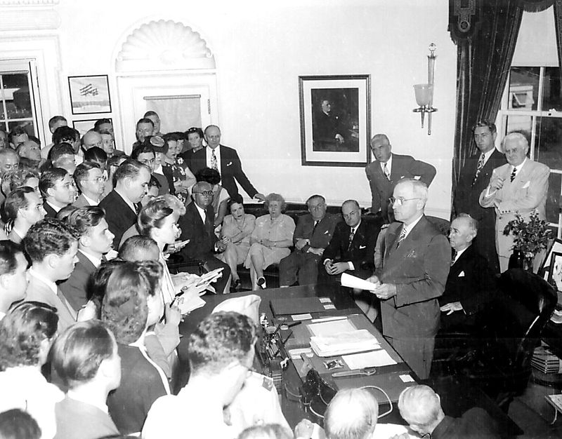 800px-President_Truman_announces_Japan's_surrender