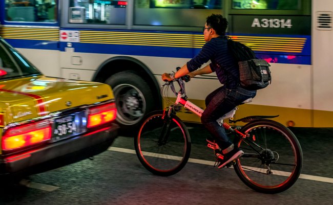 イラッとする無謀運転…自転車にも違反キップを切るべきではないのか？
