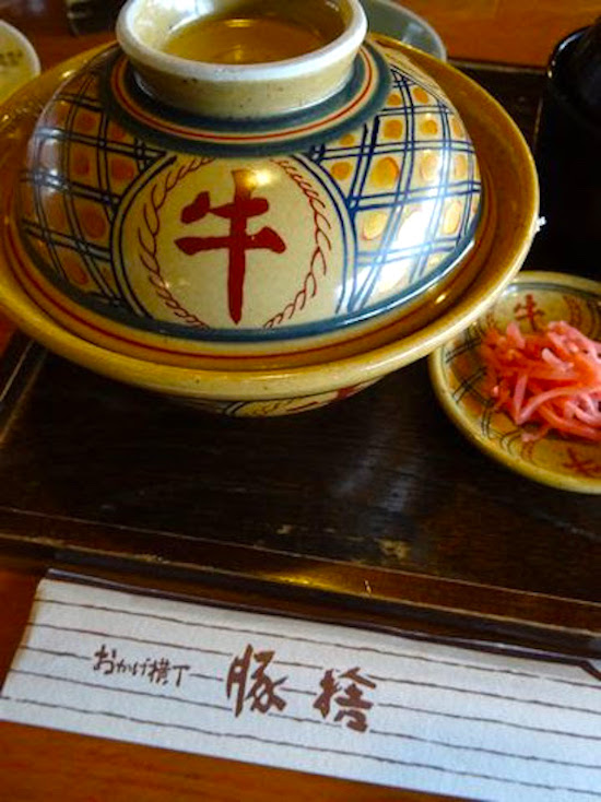 牛丼は人気チェーン店だけのものじゃない。伊勢の老舗で味わう1000円牛丼