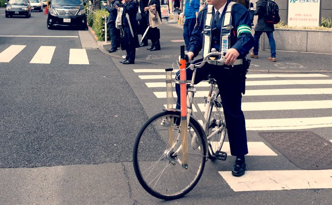 警察官の「自転車逆走」を激写。PTA女性理事の執念が生んだ謝罪