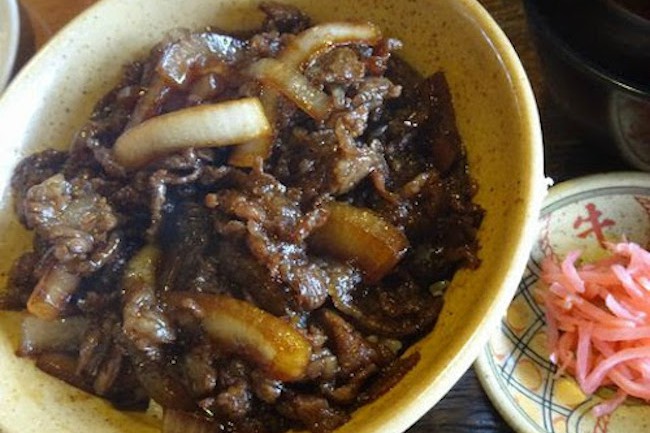 牛丼は人気チェーン店だけのものじゃない。伊勢の老舗で味わう1000円牛丼