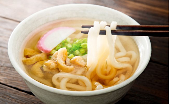 京都の「きつねうどん」の油揚げが細く刻まれている深い理由