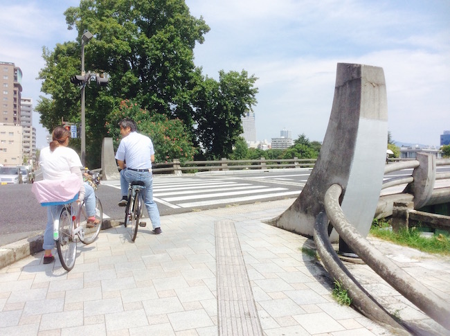 平和を願う広島の街に溶け込んだ、巨匠イサム・ノグチの斬新な欄干