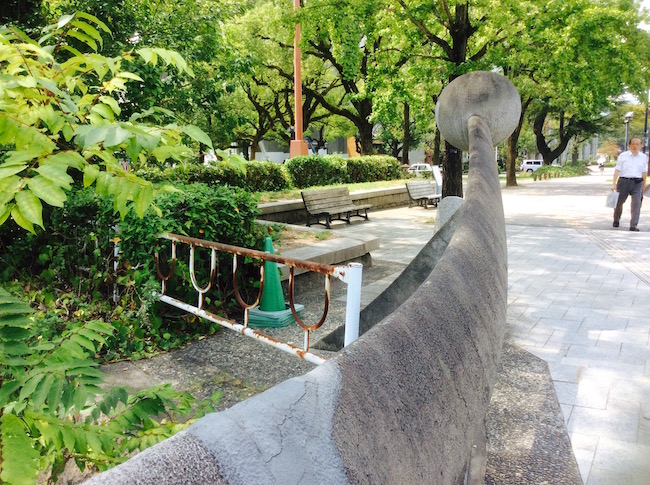 平和を願う広島の街に溶け込んだ、巨匠イサム・ノグチの斬新な欄干