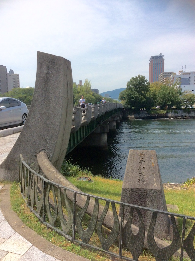 平和を願う広島の街に溶け込んだ、巨匠イサム・ノグチの斬新な欄干