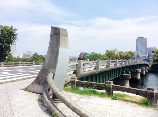 平和を願う広島の街に溶け込んだ、巨匠イサム・ノグチの斬新な欄干