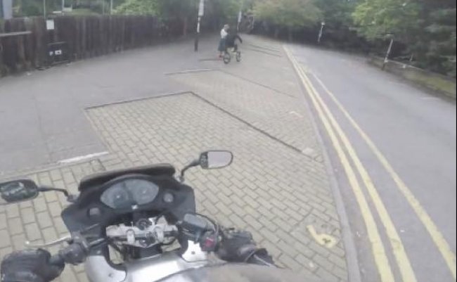 ひったくり バイク 犯人