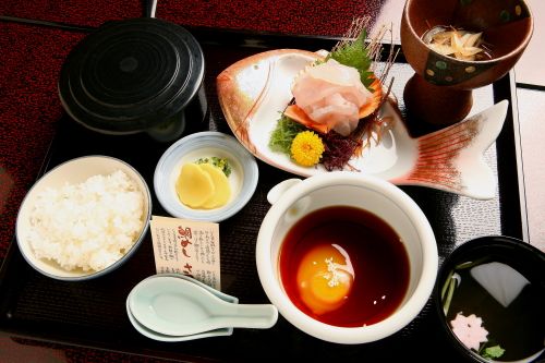 贅沢すぎるTKG。愛媛に伝わる、もう1つの「鯛めし」