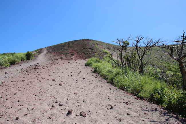 坂本龍馬も登った、天孫降臨の地として知られる「高千穂峰」へ