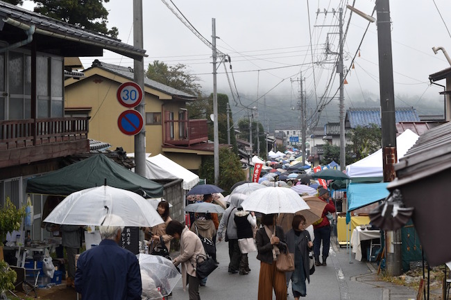 甲州街道の旧宿場町で開催される、「台ケ原宿市」はなぜ人気なのか？