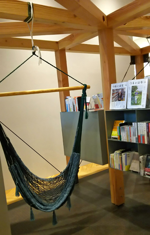 消え行く街角の本屋さん…青森八戸市は「市営書店」で生き残り術