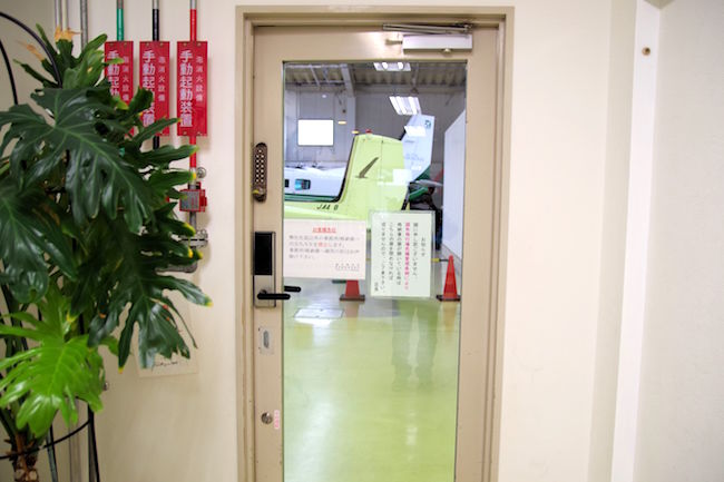 現役飛行機の間近で食事ができる調布「プロペラカフェ」に潜入