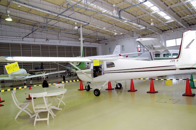 現役飛行機の間近で食事ができる調布「プロペラカフェ」に潜入